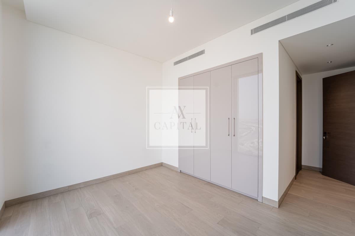 Bright open living | spacious 1-bedroom |Vacant - 2